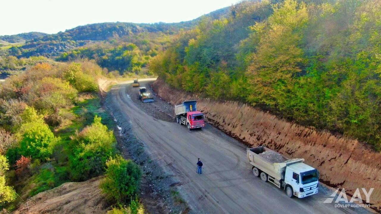 На какой стадии строительство дороги Суговушан-Сарсангское водохранилище-Гозлукёрпю-Кяльбаджар?