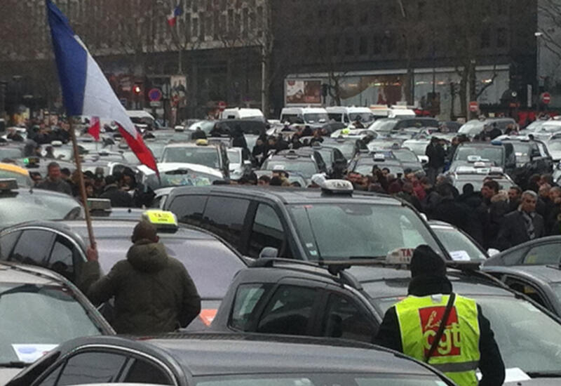 Сотни таксистов заблокировали движение в центре Парижа