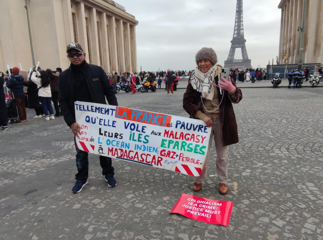 В Париже прошла акция против колониальной политики Франции