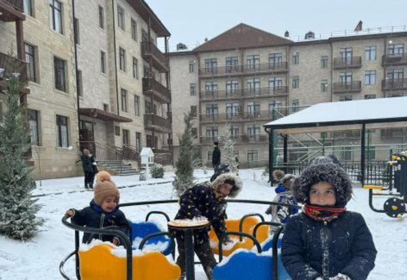 Дети в Джебраиле с улыбкой встречают первый снег