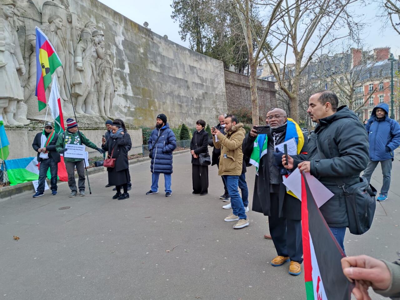 В Париже прошла акция против колониальной политики Франции