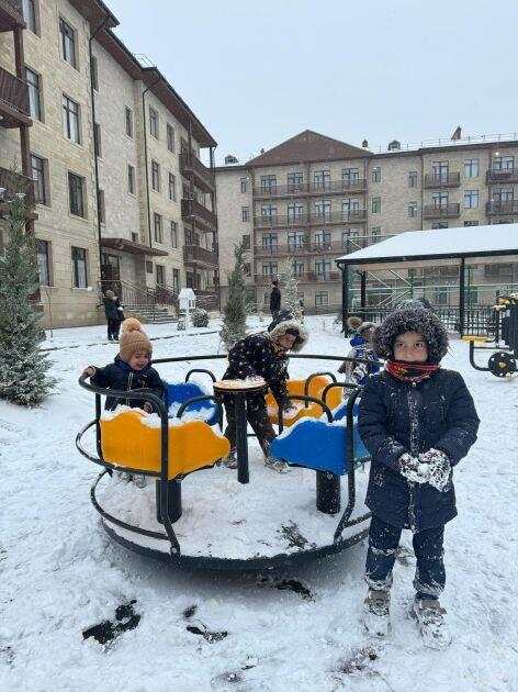 Дети в Джебраиле с улыбкой встречают первый снег