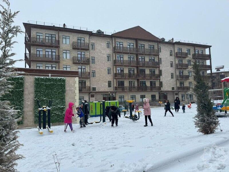 Дети в Джебраиле с улыбкой встречают первый снег