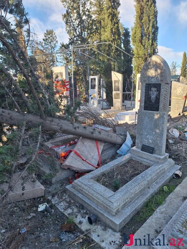 Кладбище в Мингячевире пострадало от сильного ветра