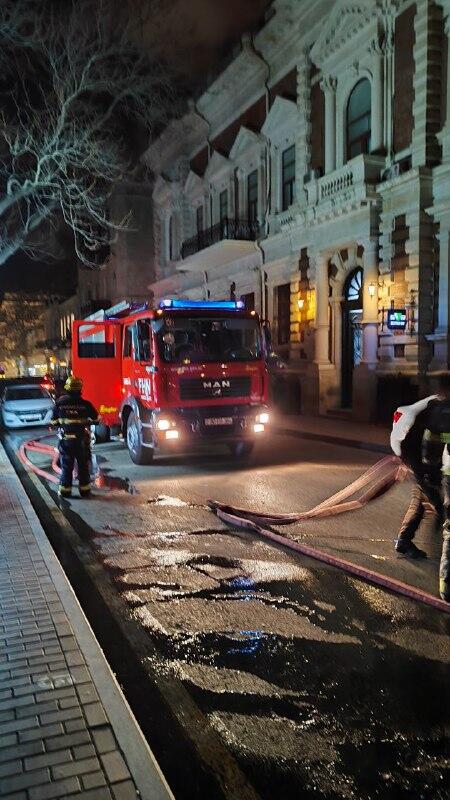 В центре Баку дотла сгорел автомобиль