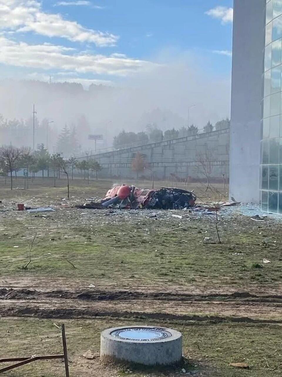 В Турции вертолет врезался в здание больницы