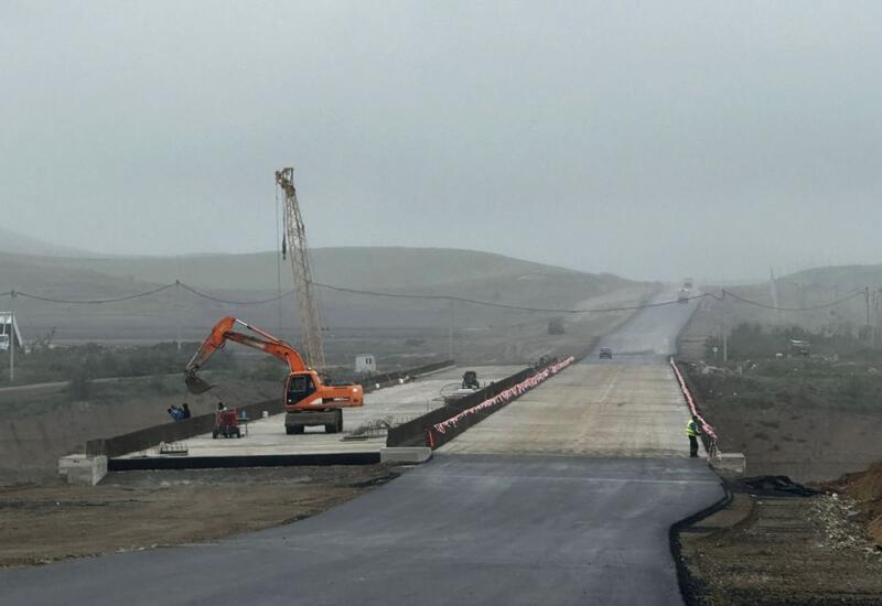 Сколько километров дорог было обновлено и построено в Азербайджане в 2024 году?