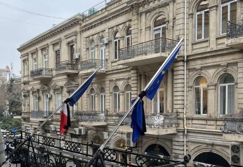 Fransanın Azərbaycandakı səfirliyində bayraqlar endirildi