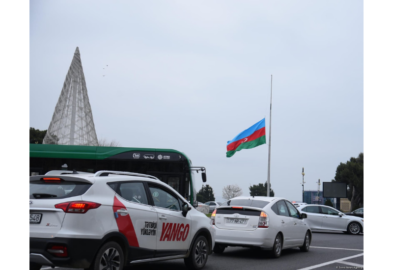 В Баку приспущены государственные флаги в память о жертвах авиакатастрофы