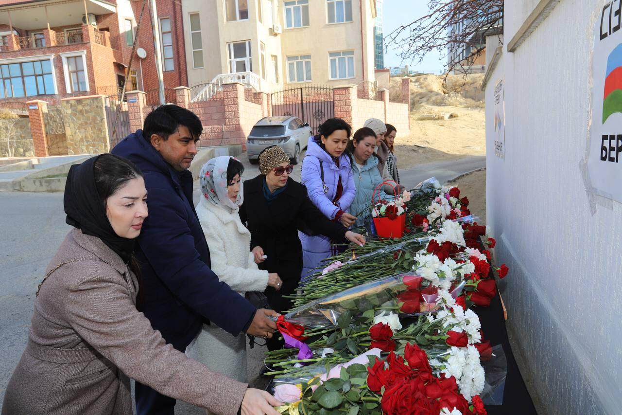 Перед зданием консульства Азербайджана в Актау почтили память погибших в авиакатастрофе