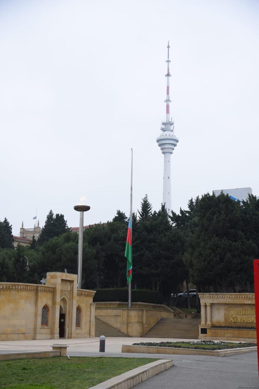 Bakıda yarıyadək endirilmiş bayraqlar