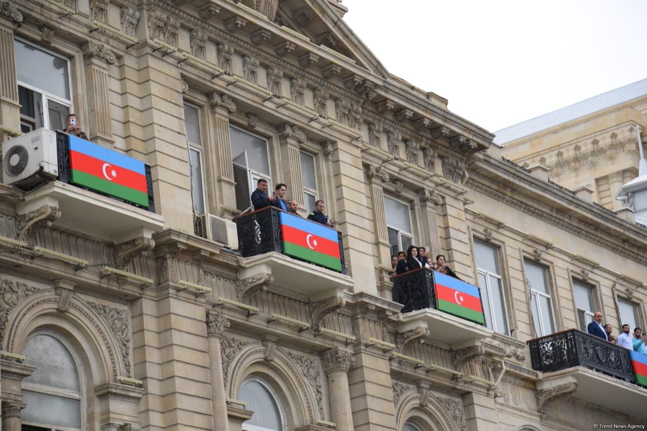 В Азербайджане минутой молчания почтили память погибших в авиакатастрофе близ Актау