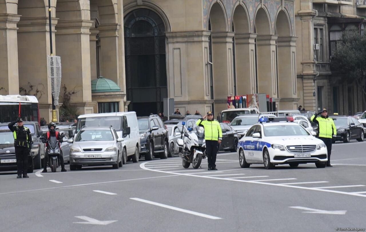 В Азербайджане минутой молчания почтили память погибших в авиакатастрофе близ Актау