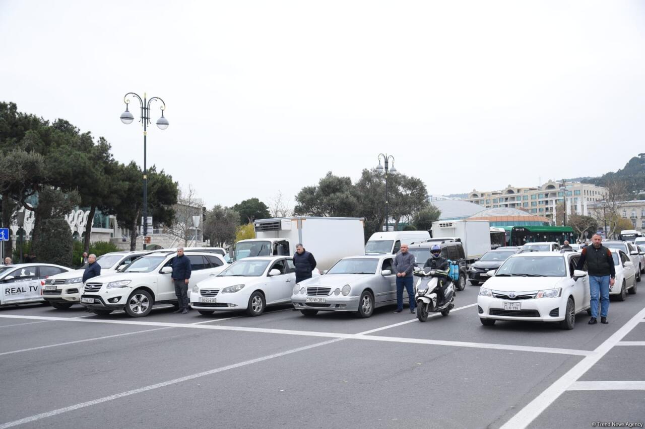 В Азербайджане минутой молчания почтили память погибших в авиакатастрофе близ Актау