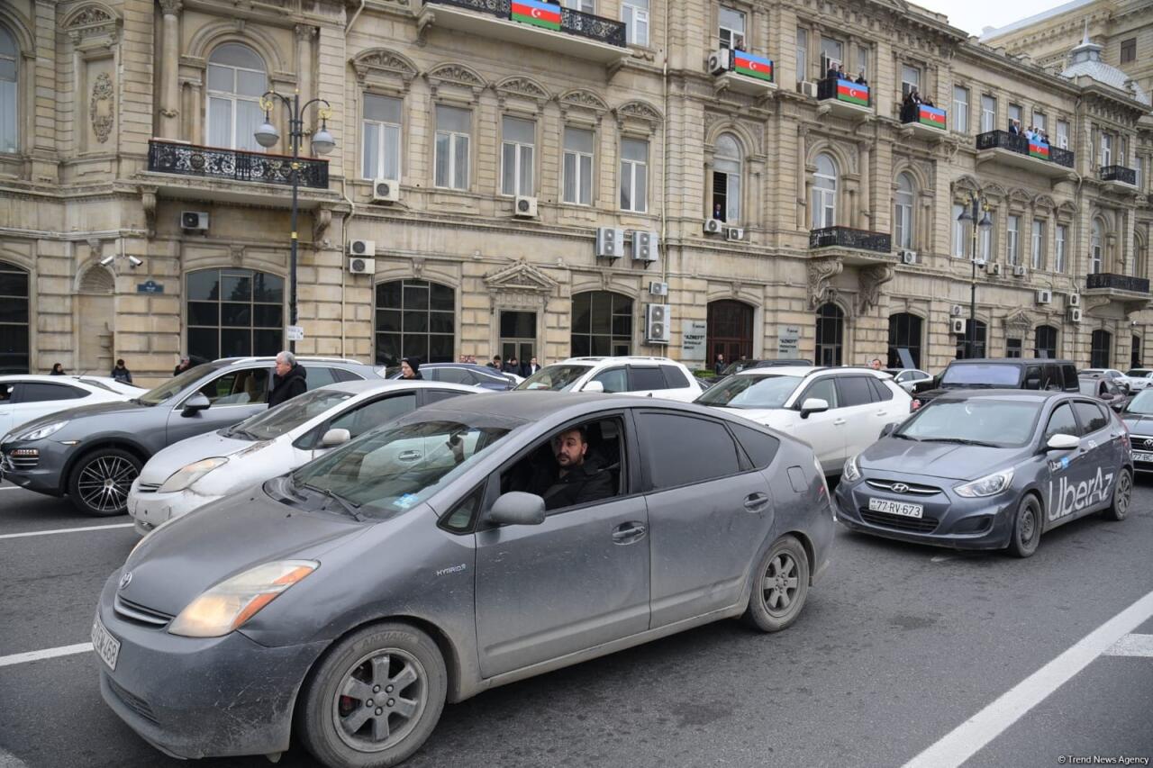 В Азербайджане минутой молчания почтили память погибших в авиакатастрофе близ Актау