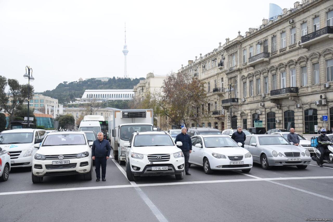 В Азербайджане минутой молчания почтили память погибших в авиакатастрофе близ Актау