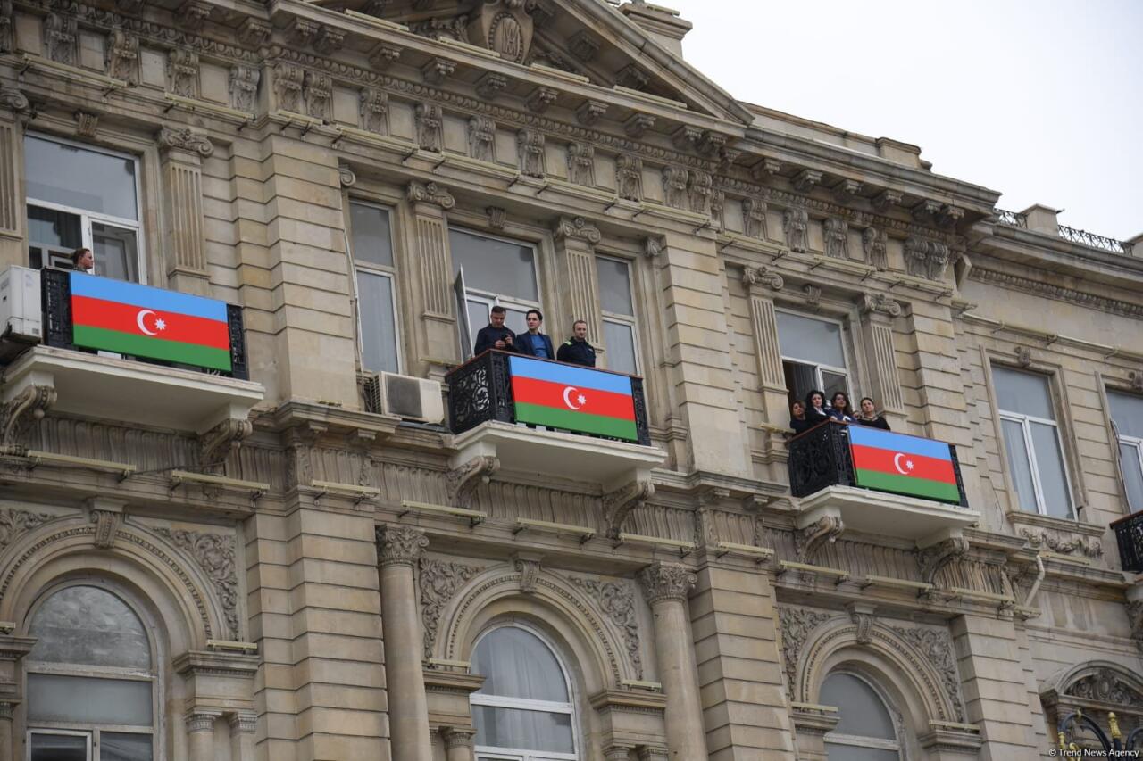 В Азербайджане минутой молчания почтили память погибших в авиакатастрофе близ Актау