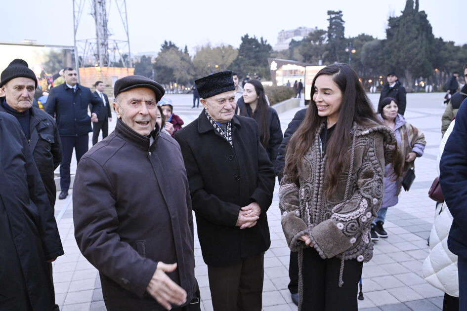 Heydər Əliyev Fondunun vitse-prezidenti Leyla Əliyeva və Bakı Media Mərkəzinin rəhbəri Arzu Əliyeva Dənizkənarı Milli Parkda “Zamanın səsini dinlə” fotosərgisinin açılışında iştirak ediblər