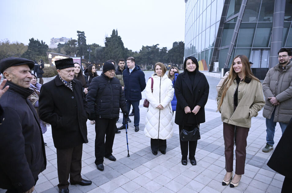 Heydər Əliyev Fondunun vitse-prezidenti Leyla Əliyeva və Bakı Media Mərkəzinin rəhbəri Arzu Əliyeva Dənizkənarı Milli Parkda “Zamanın səsini dinlə” fotosərgisinin açılışında iştirak ediblər