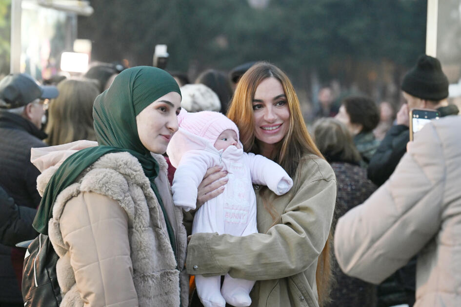 Heydər Əliyev Fondunun vitse-prezidenti Leyla Əliyeva və Bakı Media Mərkəzinin rəhbəri Arzu Əliyeva Dənizkənarı Milli Parkda “Zamanın səsini dinlə” fotosərgisinin açılışında iştirak ediblər