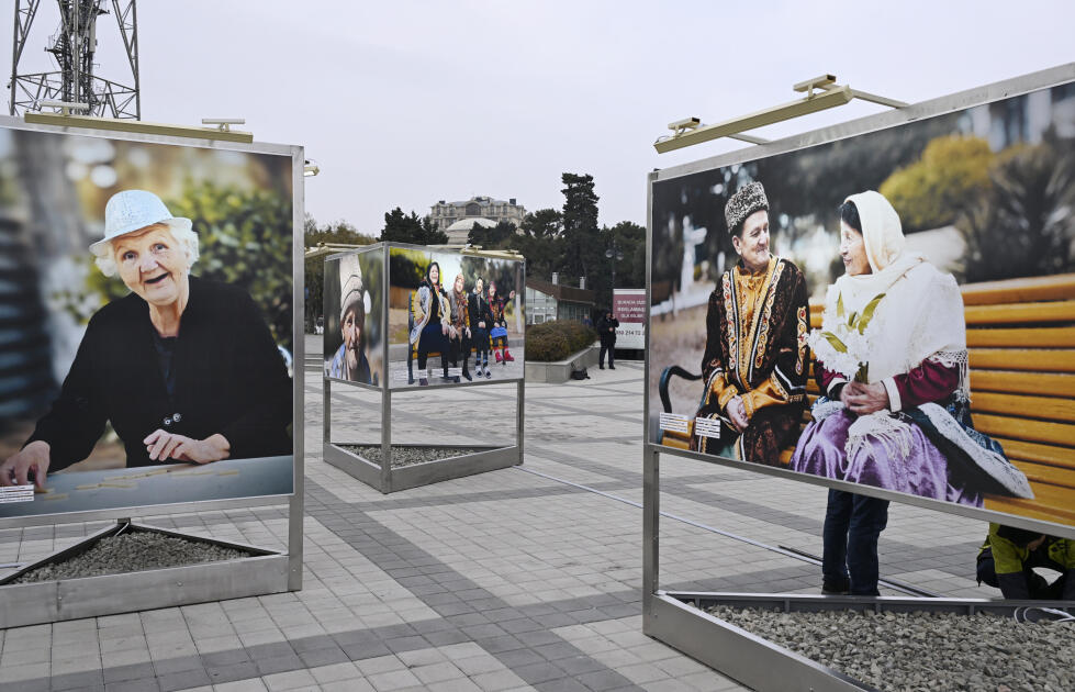 Heydər Əliyev Fondunun vitse-prezidenti Leyla Əliyeva və Bakı Media Mərkəzinin rəhbəri Arzu Əliyeva Dənizkənarı Milli Parkda “Zamanın səsini dinlə” fotosərgisinin açılışında iştirak ediblər