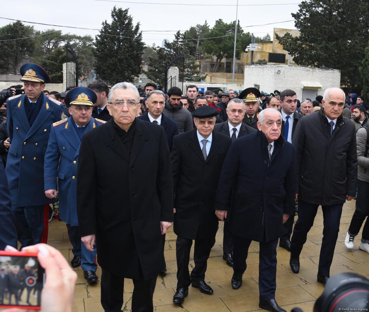 Люди приходят во II Аллею почетного захоронения в Баку для участия в похоронах членов экипажа самолета AZAL