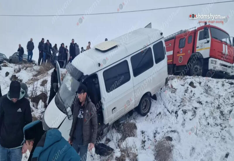 В Армении перевернулся автобус,