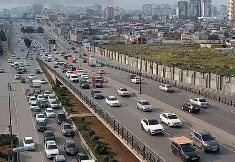 На двух дорогах в Баку затруднено движение