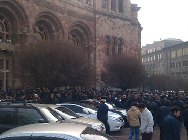 Вокруг здания правительства Армении растет напряженность