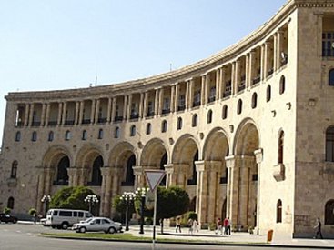 Здание правительства Армении снова в осаде