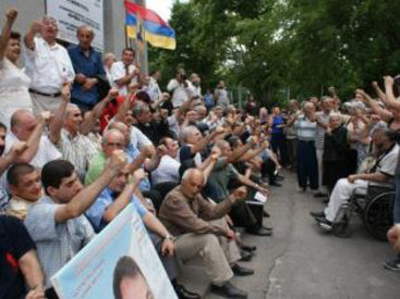 Водители ереванских троллейбусов объявили забастовку