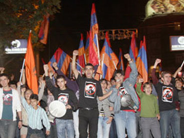 В митинге в Ереване участвуют около 100 тысяч человек - ОБНОВЛЕНО