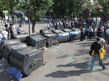 Участникам протестов в Ереване придется ответить за мусорные баки