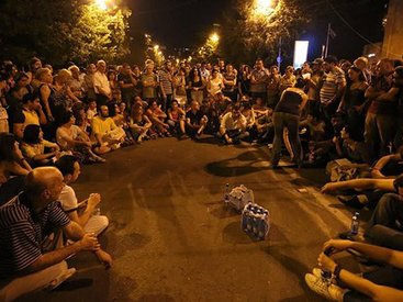 Участники протеста в Ереване надеются, что их, наконец, разгонят