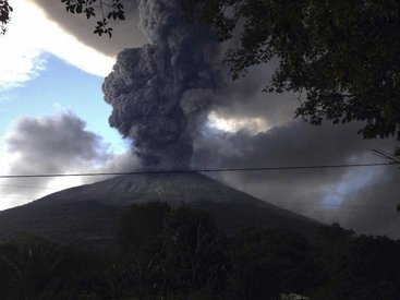 В Сальвадоре тысячи людей эвакуированы из-за вулкана - ФОТО