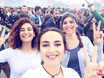Это селфи девушки, погибшей в теракте в Турции, стало самым популярным в Сети - ФОТО