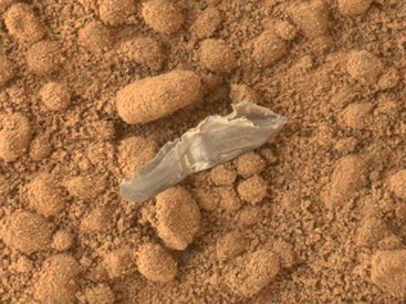 Curiosity нашел на Марсе кусок полиэтилена - ФОТО