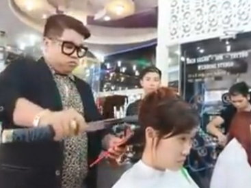 Вьетнамский парикмахер стрижет клиентов самурайским мечом - ВИДЕО