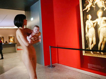 Голая женщина шокировала посетителей музея - ФОТО - ВИДЕО