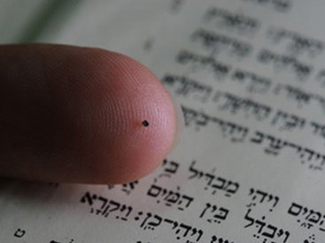 В Израиле показали самую маленькую Библию в мире