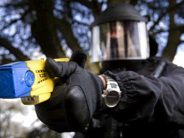 Чем грозит использование полицейскими электрошокеров