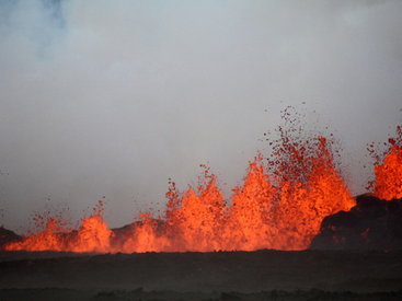 Вулкан в Исландии "устроил" настоящее огненное шоу - ФОТО - ВИДЕО