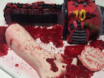 Родители подарили сыну на 10-летие ужасающий торт
