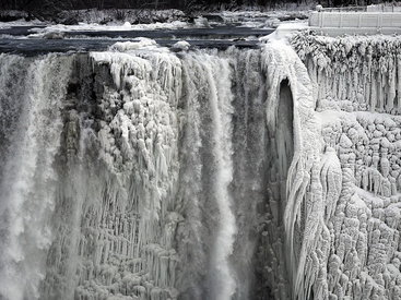 Ниагарский водопад превратился в ледяные сосульки - ФОТО