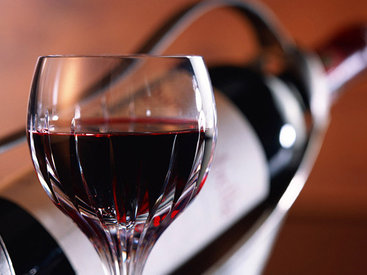 Врач оценил эффективность приема красного вина при коронавирусе