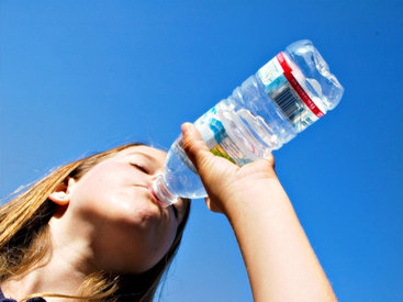 Что нужно проверить, покупая воду в пластиковой бутылке - ФОТО