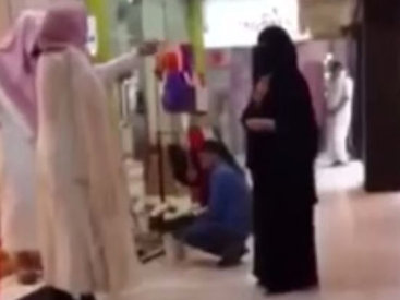 В Саудовской Аравии мужчина отчитал женщину за ее одежду - ФОТО - ВИДЕО