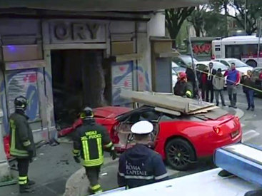 Парковщик разбил Ferrari, перепутав педали