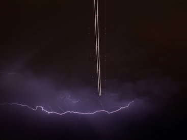 Самолет чудом избежал удара молнии
