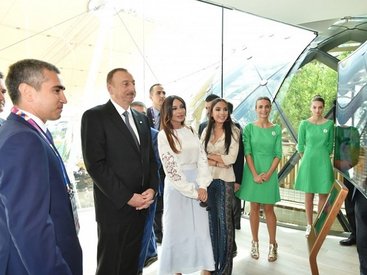 Президент Ильхам Алиев и его супруга Мехрибан Алиева приняли участие в "Национальном дне" в азербайджанском павильоне выставки "Milan Expo 2015" - ОБНОВЛЕНО - ФОТО